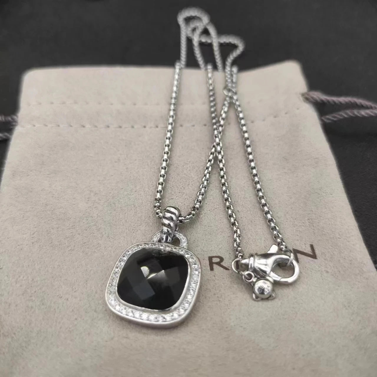 2026 New Classical Style Women's Pendant Necklace Simplicity Exquisite Diamond Elegant and Exquisite Jewelry Any Occasion XL03