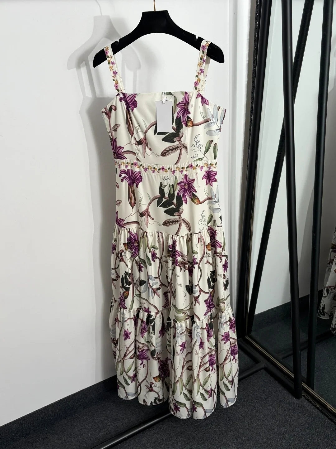 2026 Summer Women Floral Spaghetti Strap Dress, Elegant Vacation Style Sleeveless Waist-Cinched Maxi Dress With Flared Hem