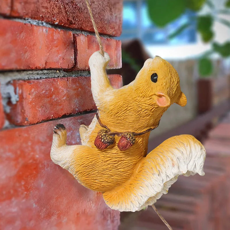 Cute Resin Climbing Squirrel Figurine, Lifelike Animal Sculpture Hanging Decor for Outdoor Garden Patio Yard Lawn