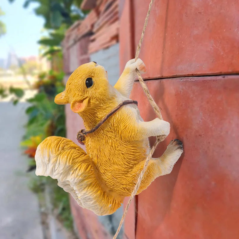 Cute Resin Climbing Squirrel Figurine, Lifelike Animal Sculpture Hanging Decor for Outdoor Garden Patio Yard Lawn