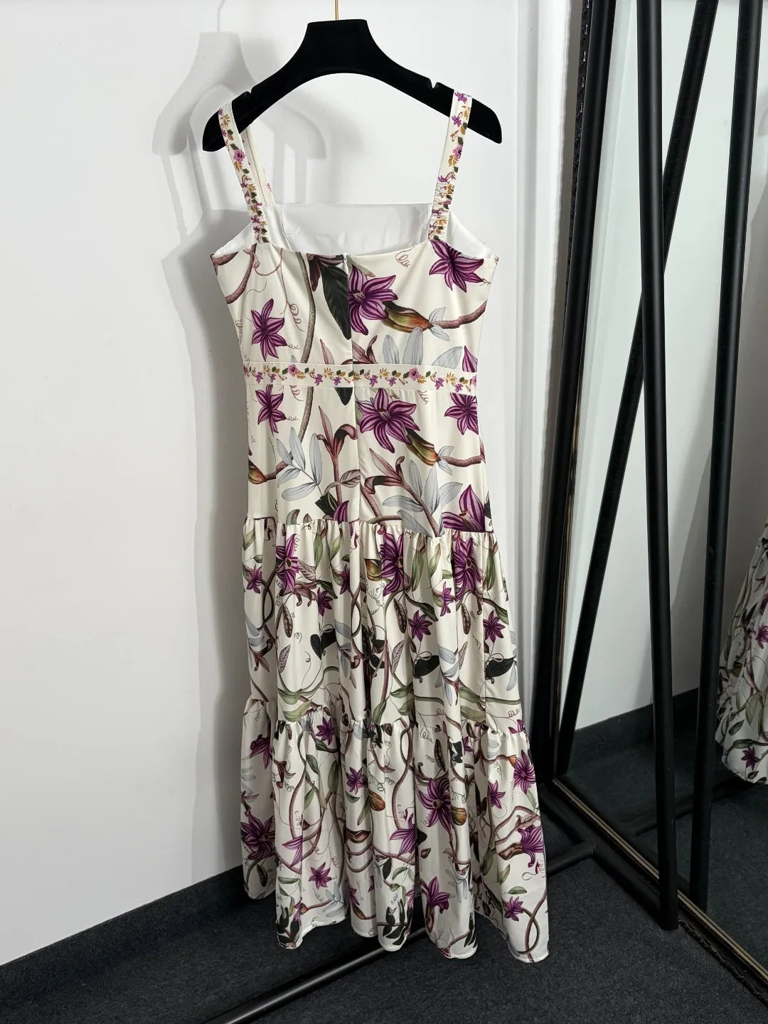 2026 Summer Women Floral Spaghetti Strap Dress, Elegant Vacation Style Sleeveless Waist-Cinched Maxi Dress With Flared Hem