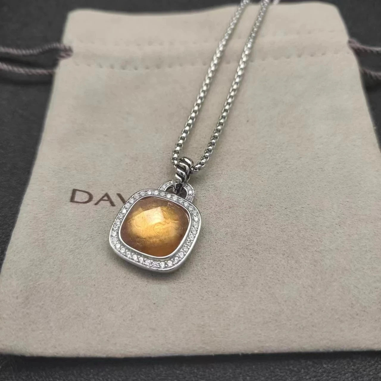 2026 New Classical Style Women's Pendant Necklace Simplicity Exquisite Diamond Elegant and Exquisite Jewelry Any Occasion XL03