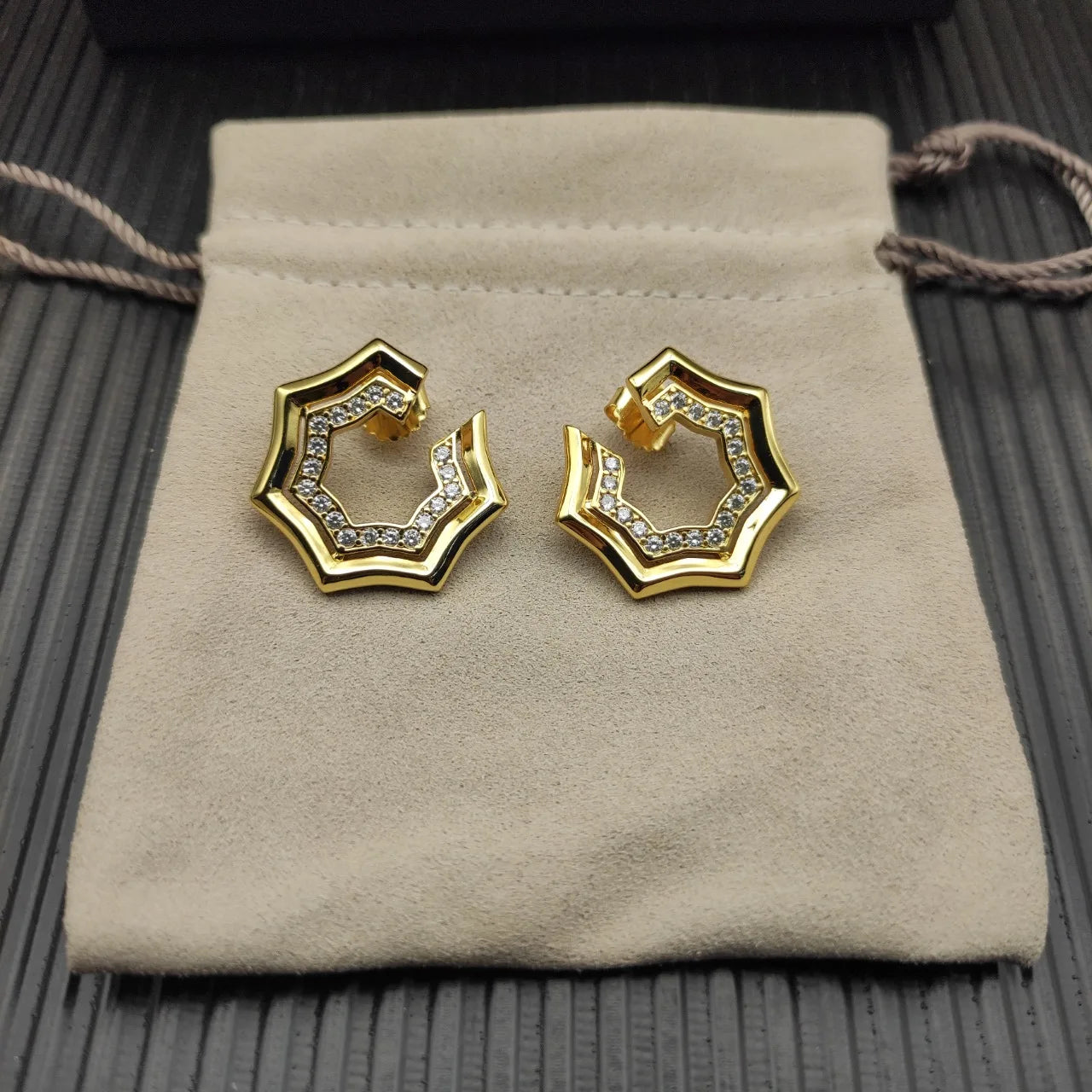 2026 New High Quality Fashion Jewelry Simple Temperament Retro Versatile Earrings Gift Suitable for Both Men and Women ED13